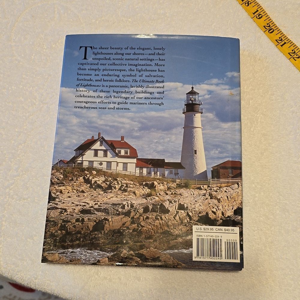 The Ultimate Book of Lighthouses – Illustrated Coastal History - Picture 4 of 16
